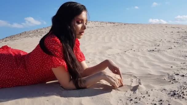 Usmívající Roztomilá Dívka Ležící Pláži Kreslení Tvaru Srdce Písku — Stock video