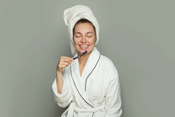 Mooie Jonge Vrouw Witte Badjas Met Tandenborstel Met Tandpasta — Stockfoto