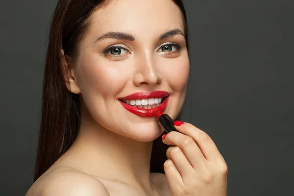 Bonita Cara Mujer Con Labios Rojos Brillantes Lápiz Labial Sobre —  Fotos de Stock