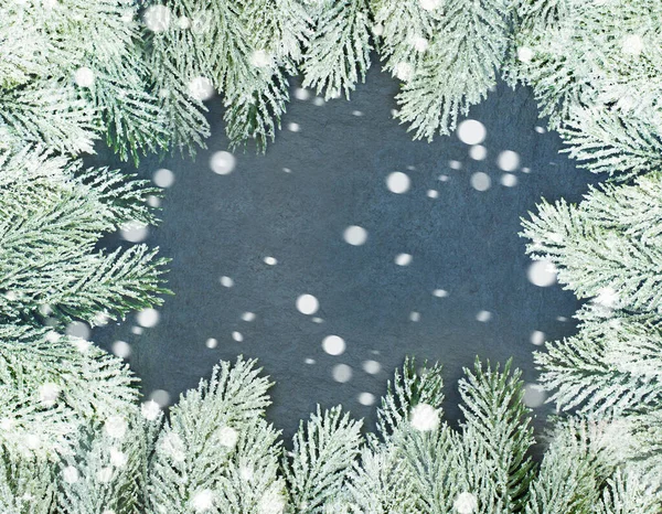 Weihnachtsrahmenrand Mit Gefrorenem Winterkranz Und Weißem Schnee Auf Schwarzem Hintergrund — Stockfoto