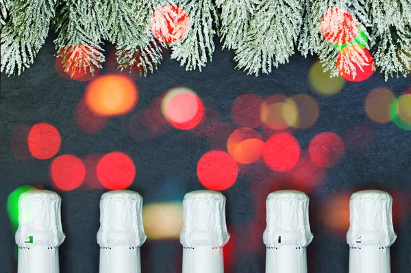 Bottiglie Spumante Bokeh Rosso Sfondo Nero Bordo Natale — Foto Stock