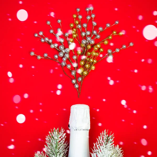 Witte Mousserende Wijn Fles Rode Achtergrond Met Sneeuw Decor Kerst — Stockfoto