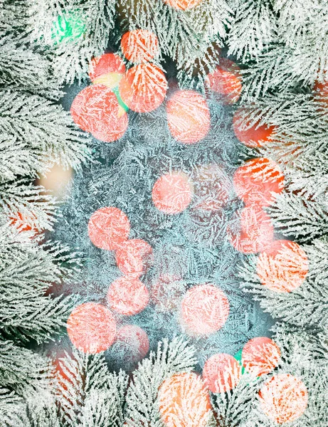 冬のモミやボケの光で神秘的な冷凍窓 クリスマスカードの背景 — ストック写真