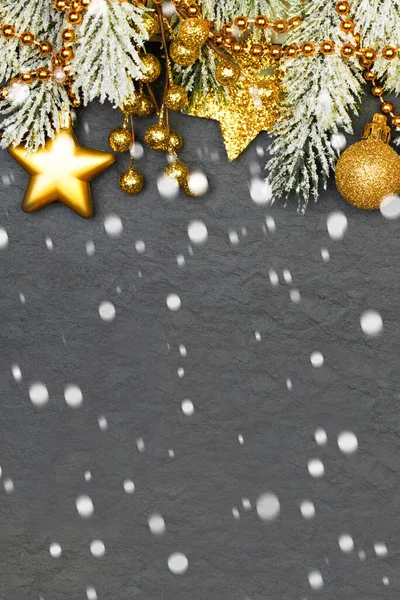 Siyah Arka Planda Beyaz Karlı Altın Noel Süsleri — Stok fotoğraf