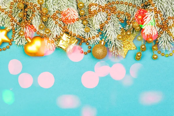 Gouden Kerst Decoraties Heldere Blauwe Achtergrond Met Bokeh Licht — Stockfoto