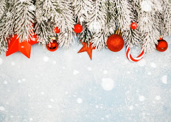 圣诞卡边界 冬季背景 冰雪和圣诞装饰品 — 图库照片