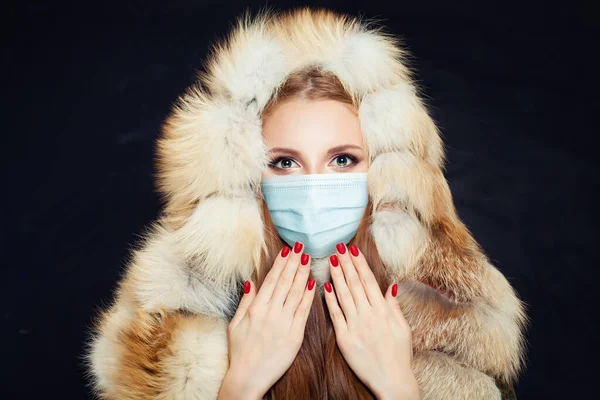 Zimní Žena Ochranné Lékařské Masky Černém Pozadí — Stock fotografie
