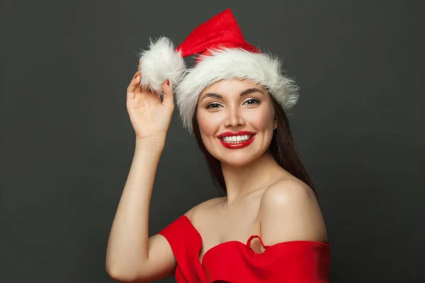 Joyeux Belle Femme Dans Chapeau Père Noël Souriant Sur Noir — Photo