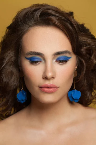 Joven Modelo Morena Mujer Con Maquillaje Sombra Ojos Azul Pelo — Foto de Stock