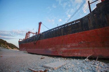 Kıyıya yakın terk edilmiş eski bir gemi.
