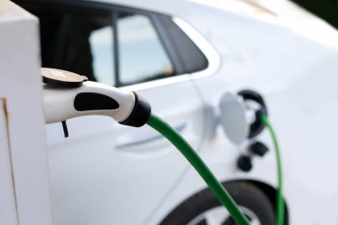 Elektrikli araba şarj istasyonuna bağlandı. Elektrikli araba şarj oluyor. EV araba kavramı