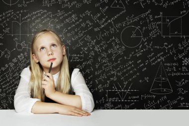 Okulun karatahta arka planında sınıfta oturan çocuk öğrenciyi düşünüyorum. Matematik eğitimi kavramı