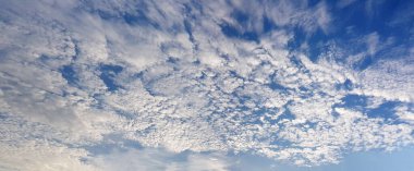 Ufuk çizgisi. Beyaz bulutlu mavi gökyüzü