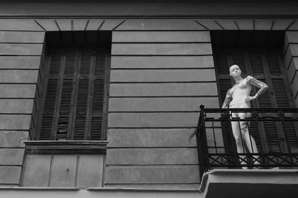 Mannequin Sur Balcon Maison Abandonnée Noir Blanc — Photo