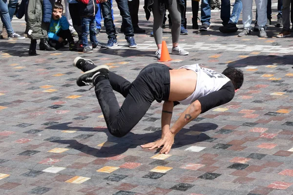 Atenas Grécia Abril 2018 Jovem Breakdancing Praça Pública Dança Urbana — Fotografia de Stock