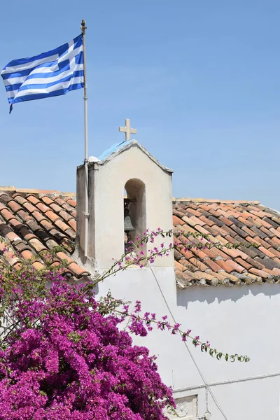 ダウンタウン アテネ ギリシャの旗 ブーゲンビリアの花と教会の尖塔 — ストック写真