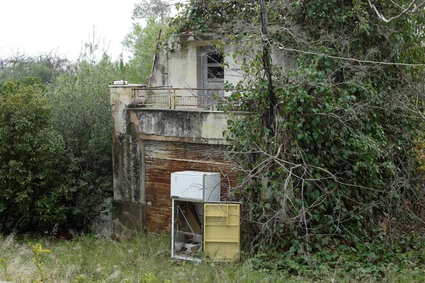 Maison Abandonnée Envahie Par Nature Réfrigérateur Jeté Dans Jardin Avec — Photo