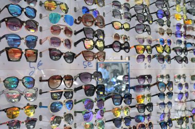 Atina, Yunanistan - 19 Temmuz 2018: Ucuz güneş gözlüğü ekranda semt pazarı.