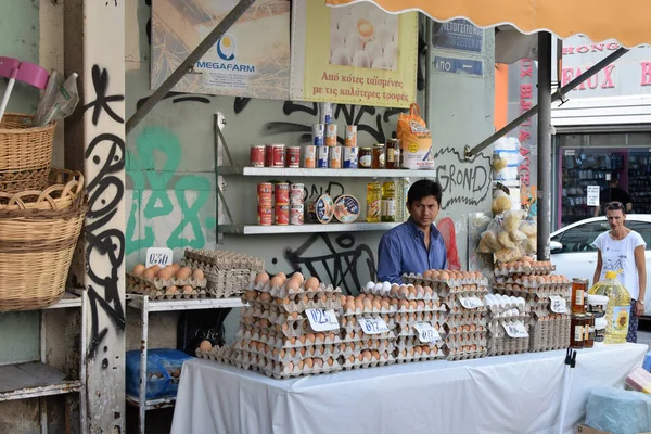 Афины Греция Августа 2018 Года Человек Продающий Свежие Яйца Мед — стоковое фото