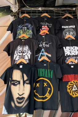 Atina, Yunanistan - 29 Ağustos 2018: T-shirtler rock band tasarımları ile basılmış. Pop müzik mal.