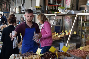 Atina, Yunanistan - 17 Ekim 2018: Satıcıları ve müşterileri kurutulmuş meyve ve fındık piyasası Athinas Street.
