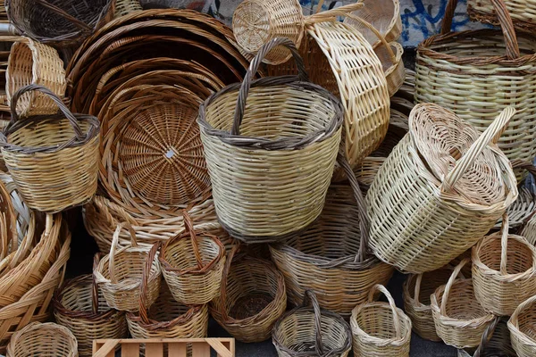 各种尺寸的传统编织柳条篮 — 图库照片