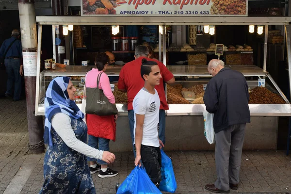 Athens Griekenland Oktober 2018 Mensen Winkelen Bij Straatmarkt Klanten Kiosk — Stockfoto