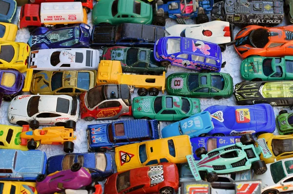 Atina, Yunanistan - 2 Ekim 2018: Eski oyuncak araba koleksiyonu sokak pazarında Satılık. Vintage minyatür otomobil ölçeği modeli yinelemeler.