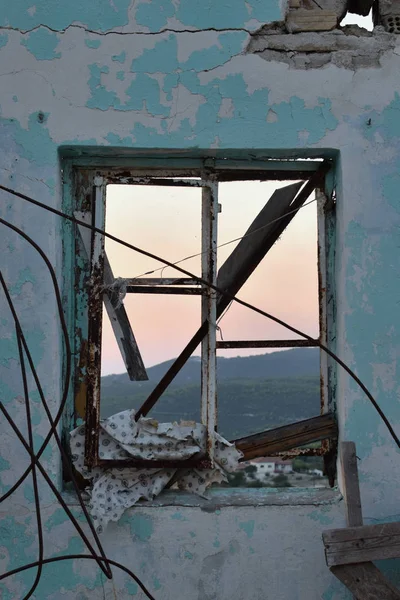 Gebroken Raam Verlaten Huis Met Verwarde Roestig Draden Verre Uitzicht — Stockfoto