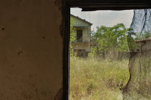 Abandoned House Overgrown Garden Threaded Window Frame — Stock Photo, Image
