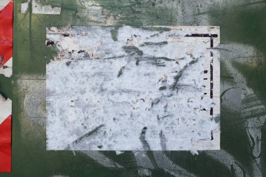 Boş yırtık kağıt çerçeve ve kırmızı uyarı bant üzerinde çizik Boyalı yüzeye sıkışmış. Arka plan doku kopya alanı ile.