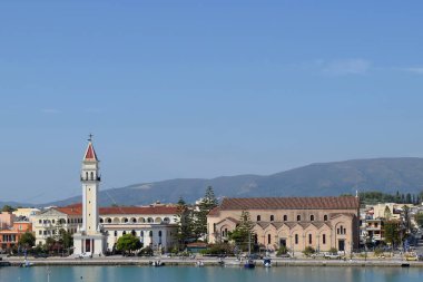Zakynthos, Yunanistan - 23 Ağustos 2018: Zakynthos görünümü kasaba bağlantı noktası ve Saint Dionysios Kilisesi. Ionian Islands.