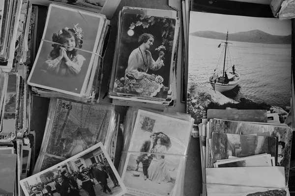 希腊雅典 2018年9月14日 跳蚤市场古董店的老式明信片和旧照片收藏 黑色和白色 — 图库照片