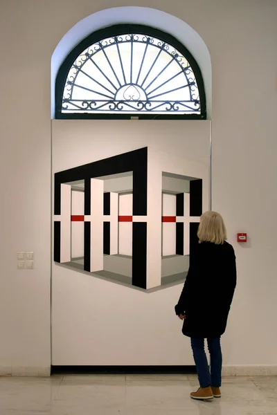 Athen Griechenland Dezember 2018 Frau Betrachtet Moderne Geometrische Malerei Von — Stockfoto