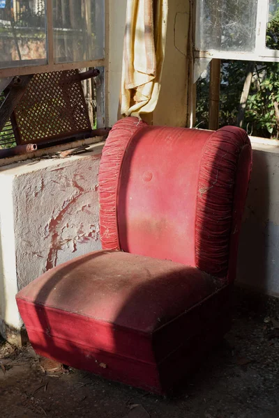Vintage Kırmızı Koltuk Toz Örümcek Ağları Ile Kaplı Terk Edilmiş — Stok fotoğraf