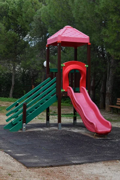 儿童游乐场五颜六色的滑梯和保护性安全垫 — 图库照片