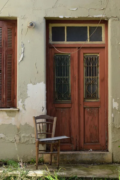 Vintage Paslı Kapı Ahşap Sandalye Ile Çim Verandada Terk Edilmiş — Stok fotoğraf