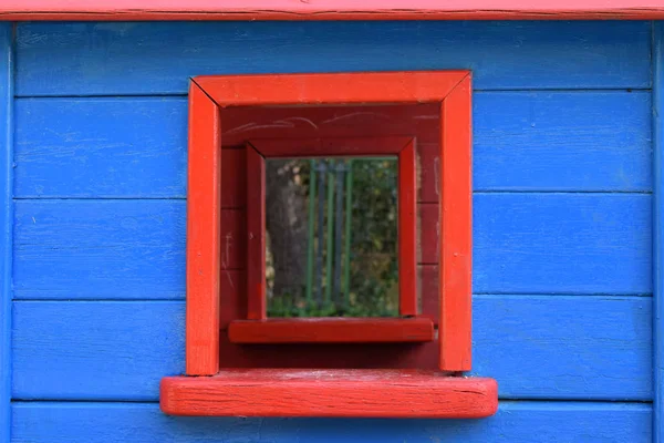 Maison de jouet de fenêtre colorée — Photo