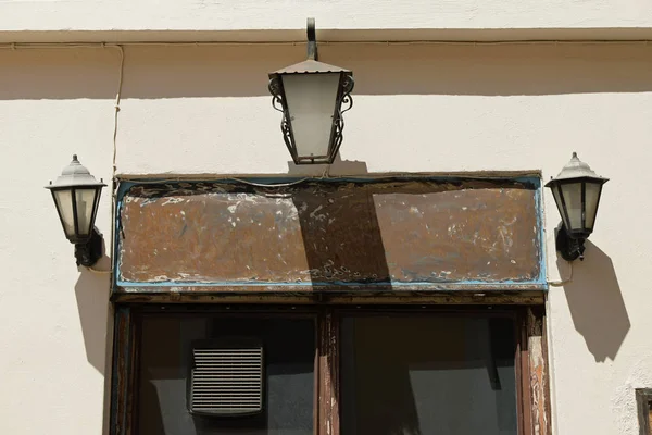 Lampadaires vintage vieux panneau décoloré — Photo