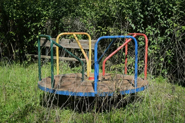 Parque infantil enferrujado alegre-go-round — Fotografia de Stock