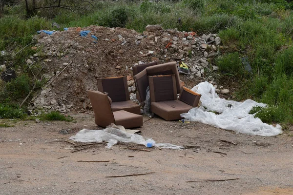 Olaglig avfalls dumpning gammal möbel hög av spillror — Stockfoto