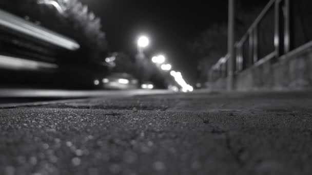 Trottoir Ville Illuminé Par Des Phares Voiture Passant Nuit Focus — Video