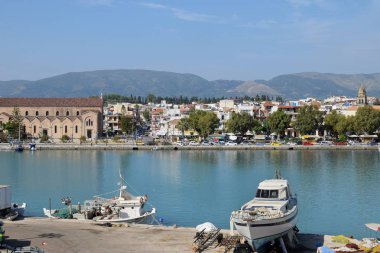 zakynthos şehir ve limanda balıkçı tekneleri