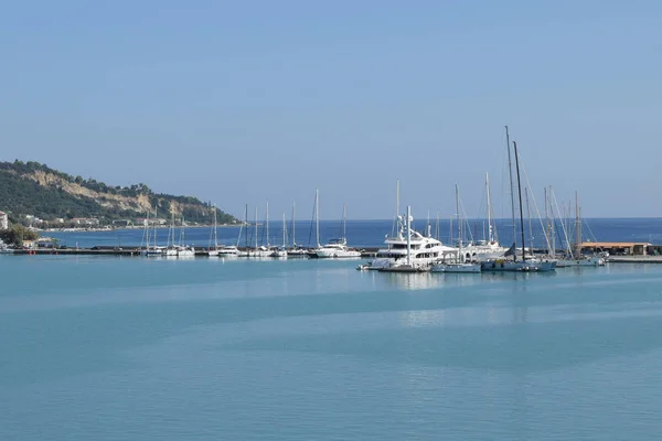 Marina con yacht e barche a vela — Foto Stock