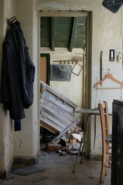 Vecchi vestiti sul gancio e telaio della finestra crollato — Foto Stock