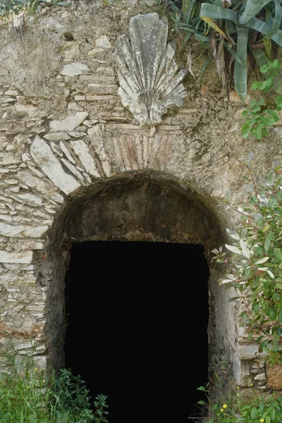 Arched stone gate of dark abandoned cellar — Stock Photo, Image