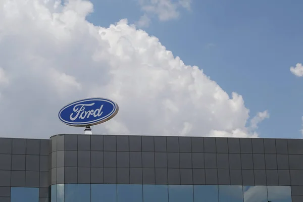 Ford σήμα εταιρείας κινητήρα στην πρόσοψη του κτιρίου — Φωτογραφία Αρχείου