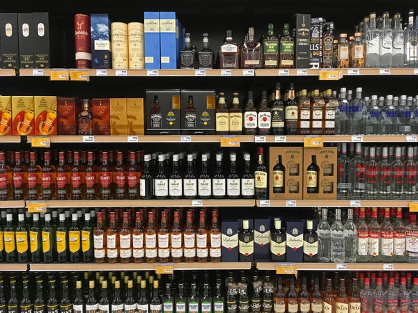 Athènes Grèce Novembre 2019 Bouteilles Boissons Alcoolisées Whisky Vodka Exposées — Photo