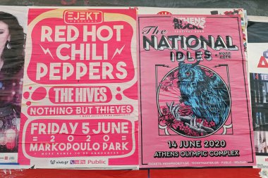 Atina, Yunanistan - 7 Haziran 2020: Red Hot Chili Peppers ve The National konser posterleri şehir duvarında. Coronavirus nedeniyle canlı müzik etkinlikleri iptal edildi.