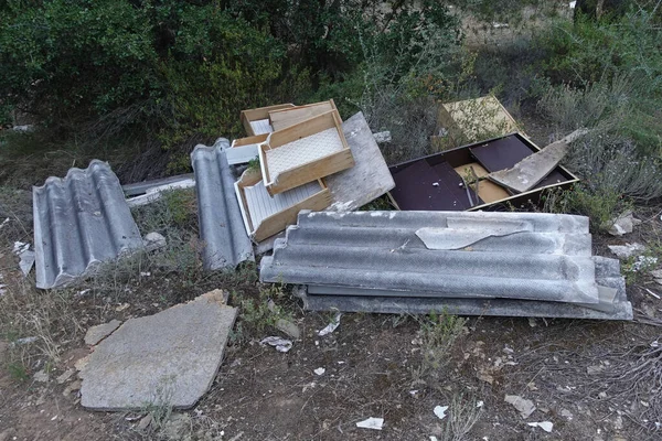 Amiante Ciment Tôles Ondulées Toiture Des Meubles Cassés Jetés Dans — Photo